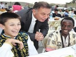 Aynı dili konuşan çocuklar Kazan’a konuk oldular