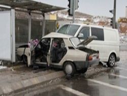 Çarpıştılar durağa daldılar