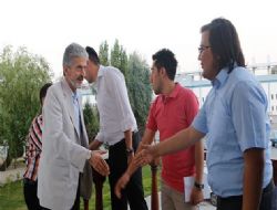 Gençlerle aynı sofrada