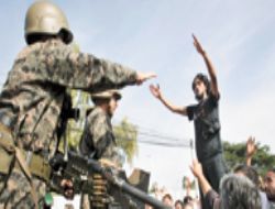 Honduraslı siviller rahatsız! 