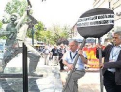 Siyah çelenkle protesto