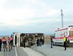 Refüje çarptı devrildi