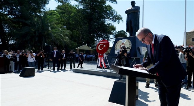 Cumhurbaşkanı Erdoğan, Lefkoşa Atatürk Anıtı nda Anıt Özel Defteri ni imzaladı
