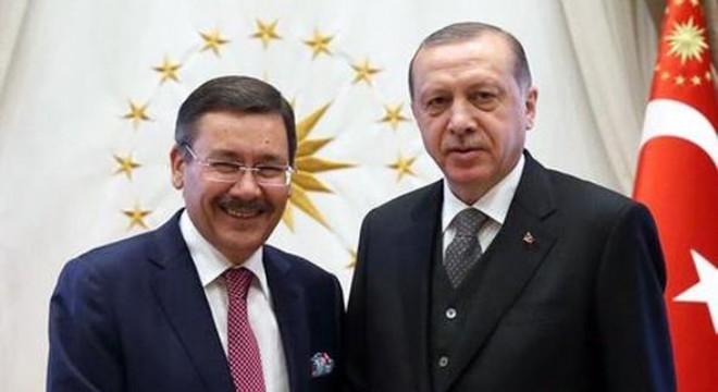 Külliye karşısına  15 Temmuz anıtı