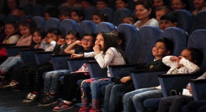 Yenimahalleli minikler Aytaşı Kolyesi oyununu izledi